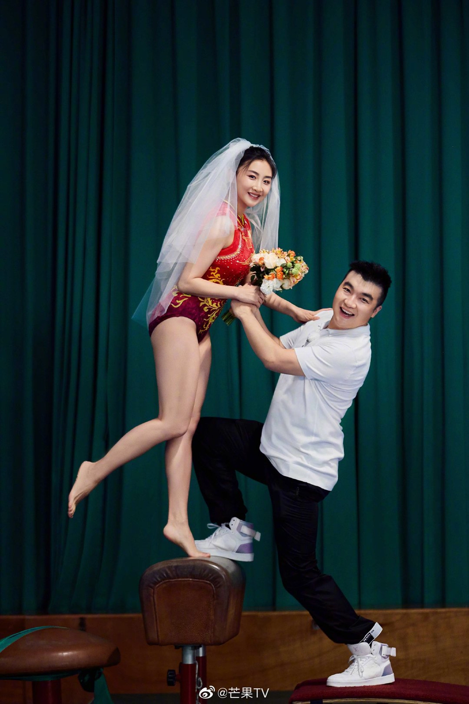 何雯娜和丈夫拍创意婚纱照