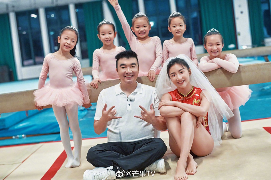 何雯娜和丈夫拍创意婚纱照