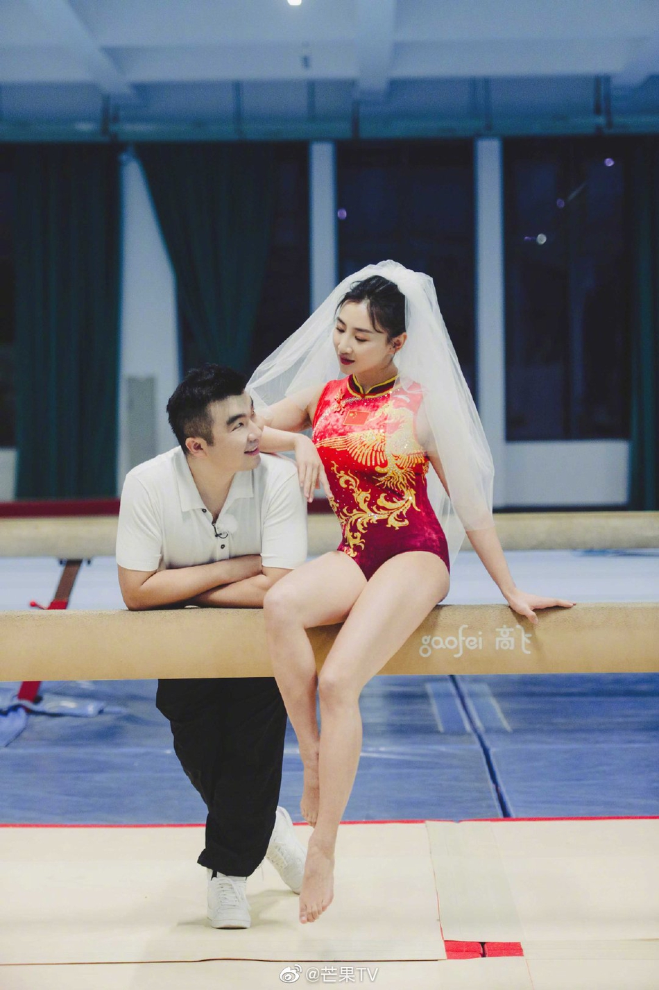 何雯娜和丈夫拍创意婚纱照