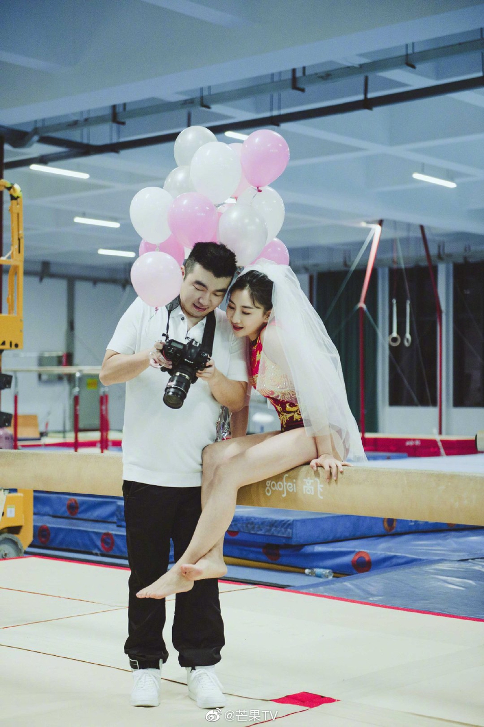 何雯娜和丈夫拍创意婚纱照