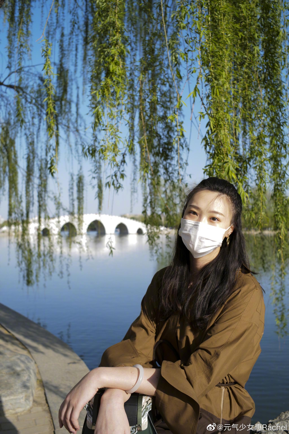 惠若琪踏青 樱花下楚楚动人