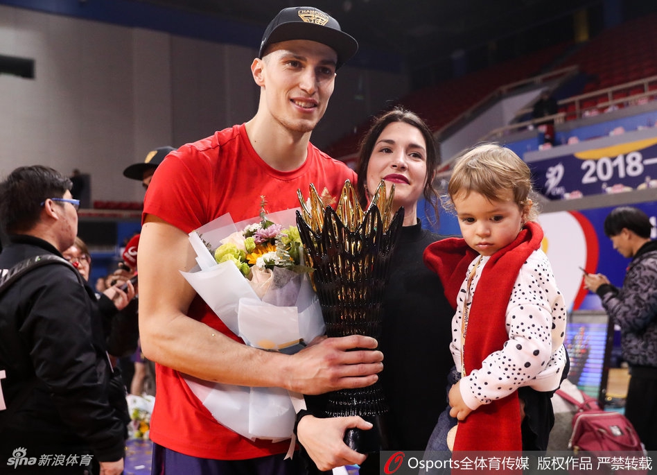 上海男排夺冠 外援的萌娃抢镜
