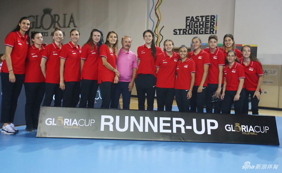 荣耀杯四国女排赛塞尔维亚夺冠