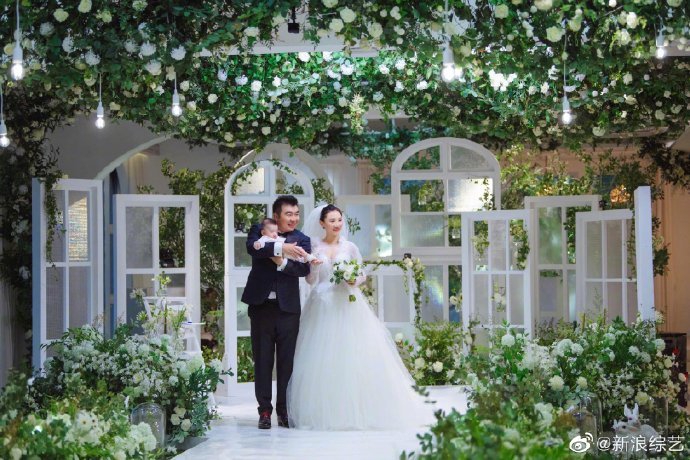 何雯娜梁超云婚礼照曝光