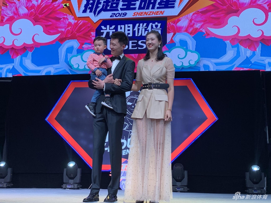 张晨携爱子和妹妹张常宁亮相