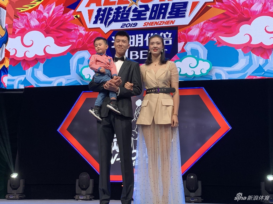 张晨携爱子和妹妹张常宁亮相