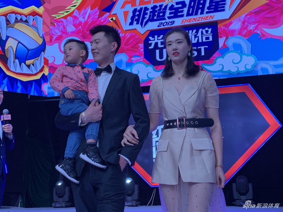 张晨携爱子和妹妹张常宁亮相