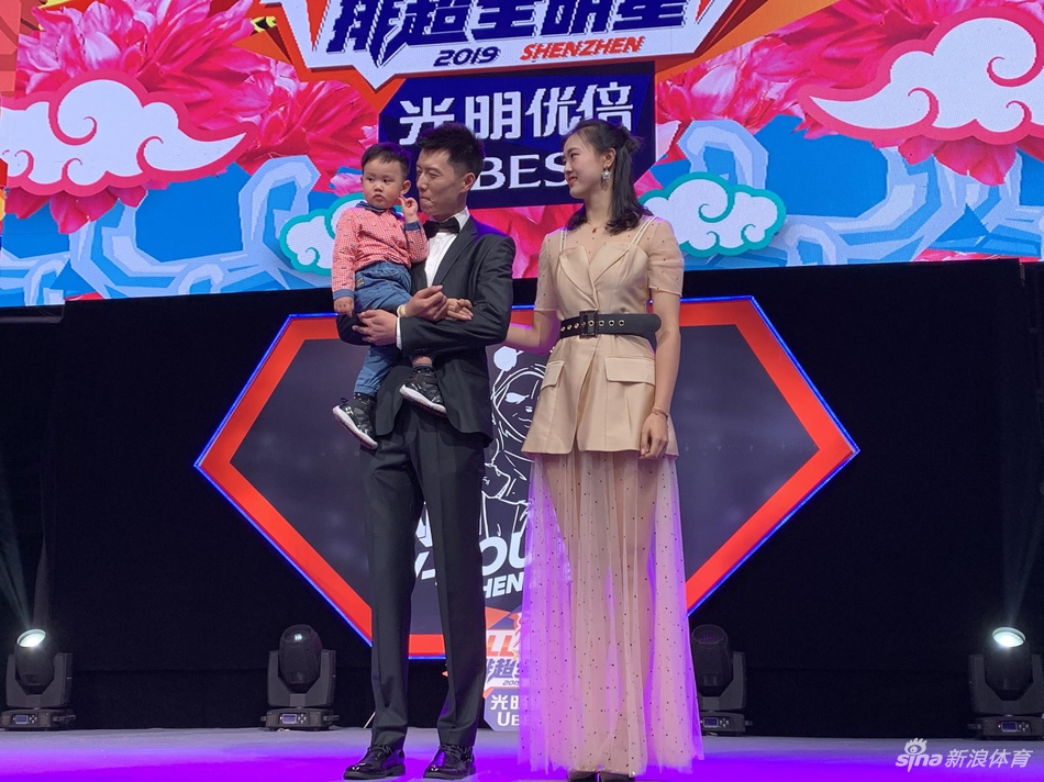 张晨携爱子和妹妹张常宁亮相