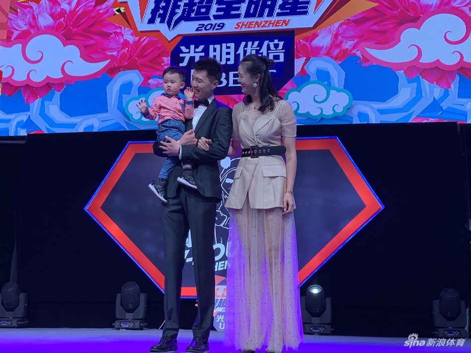 张晨携爱子和妹妹张常宁亮相