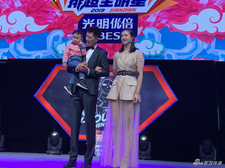 张晨携爱子和妹妹张常宁亮相