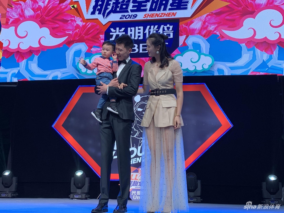 张晨携爱子和妹妹张常宁亮相