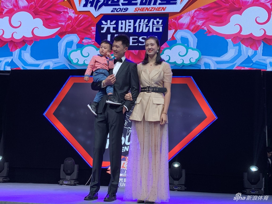 张晨携爱子和妹妹张常宁亮相