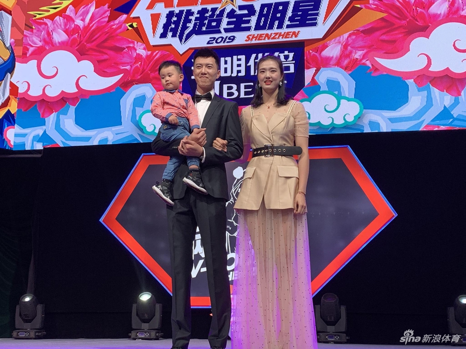 张晨携爱子和妹妹张常宁亮相