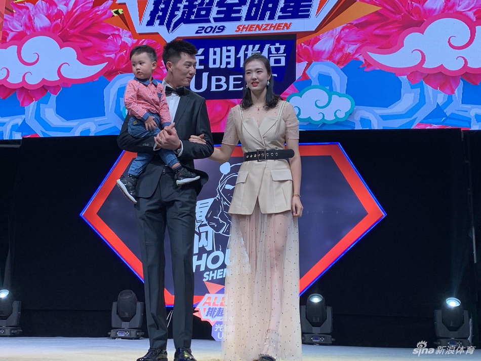 张晨携爱子和妹妹张常宁亮相