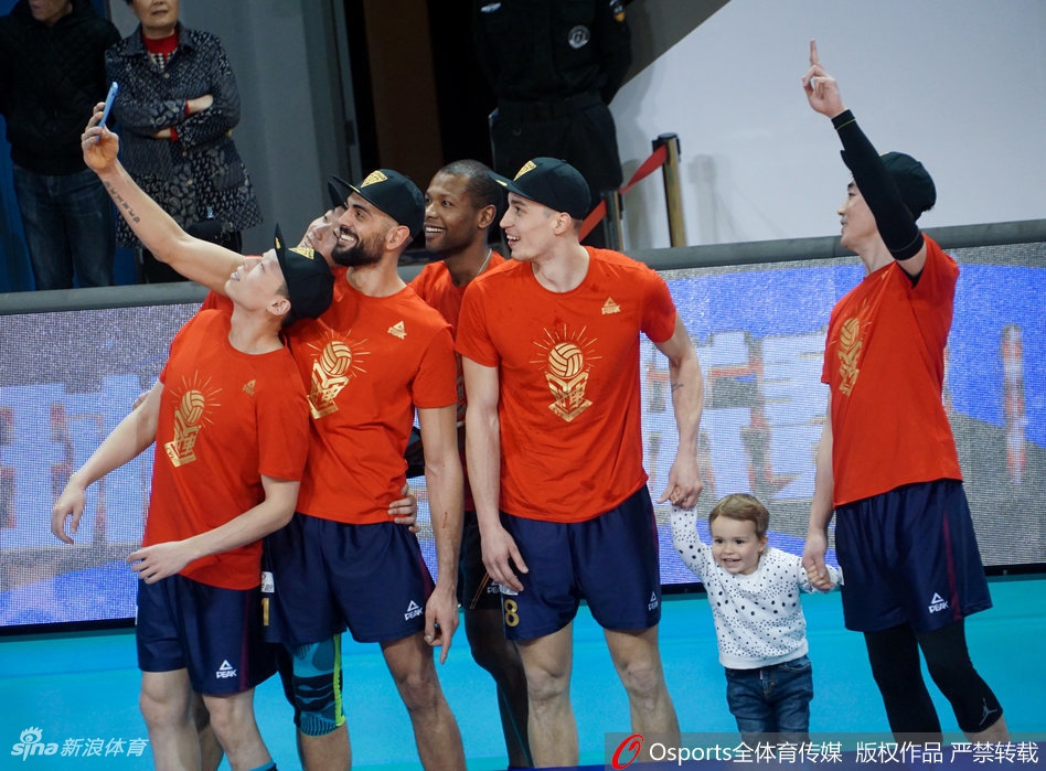 上海男排夺冠 外援的萌娃抢镜