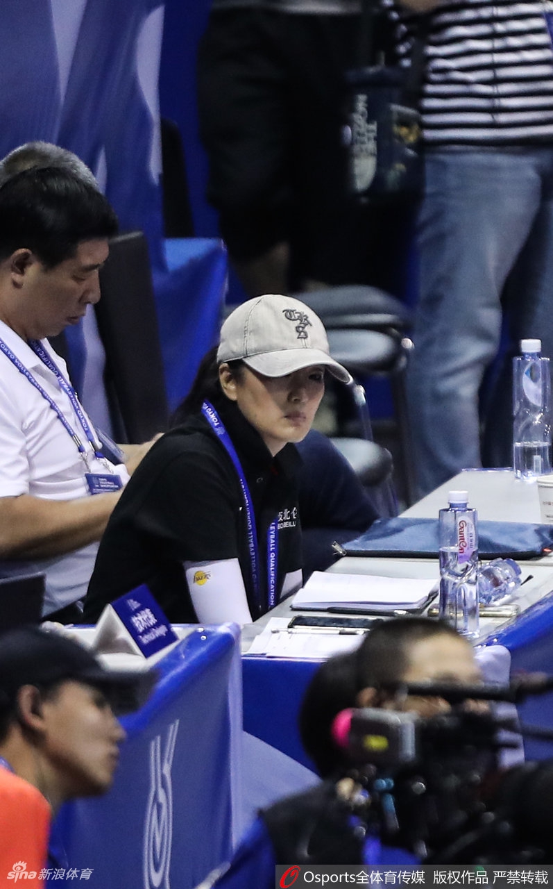 中国女排vs捷克 巩俐场边观战