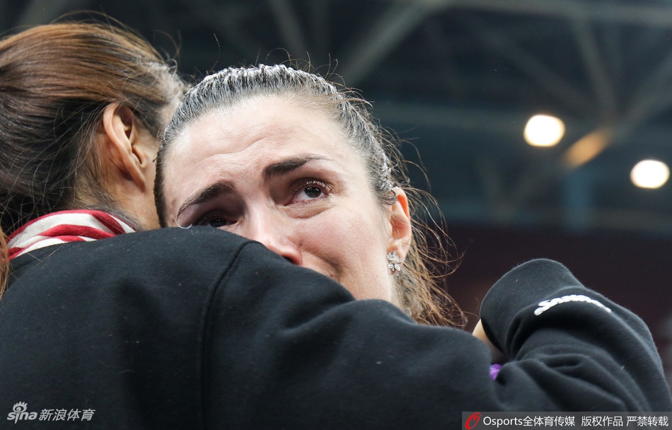 天津女排获得亚军泪洒赛场