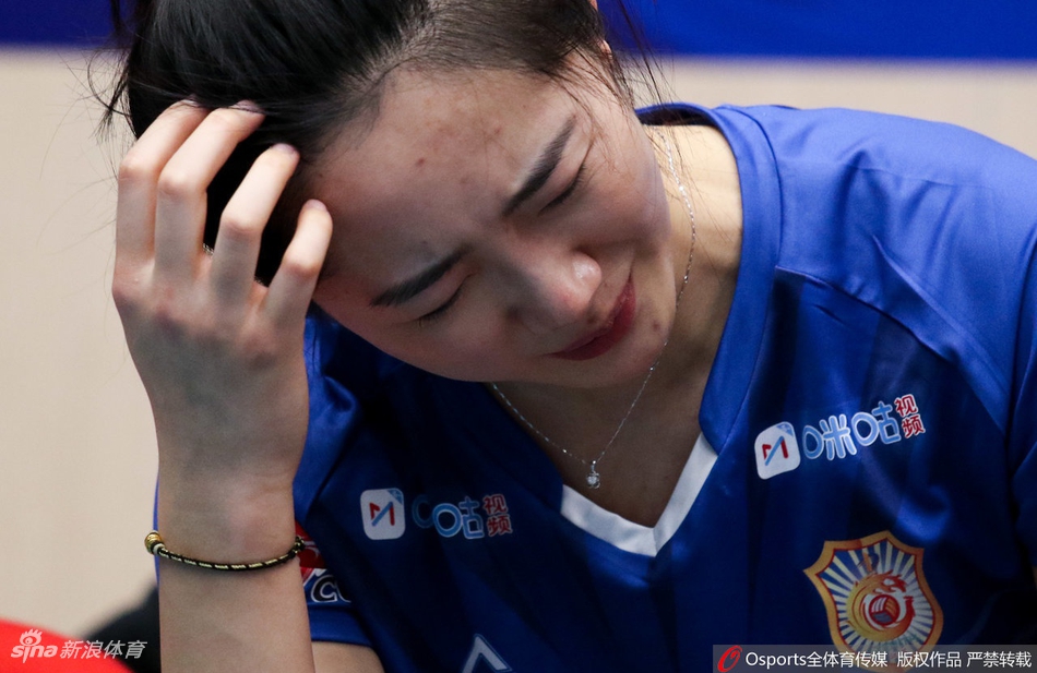 江苏女排无缘四强队员难掩失落痛苦流泪
