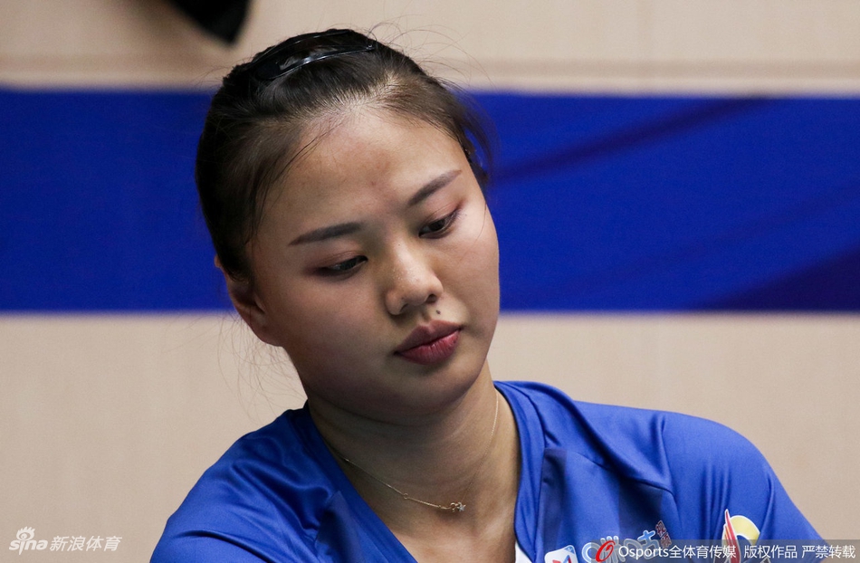 江苏女排无缘四强队员难掩失落痛苦流泪