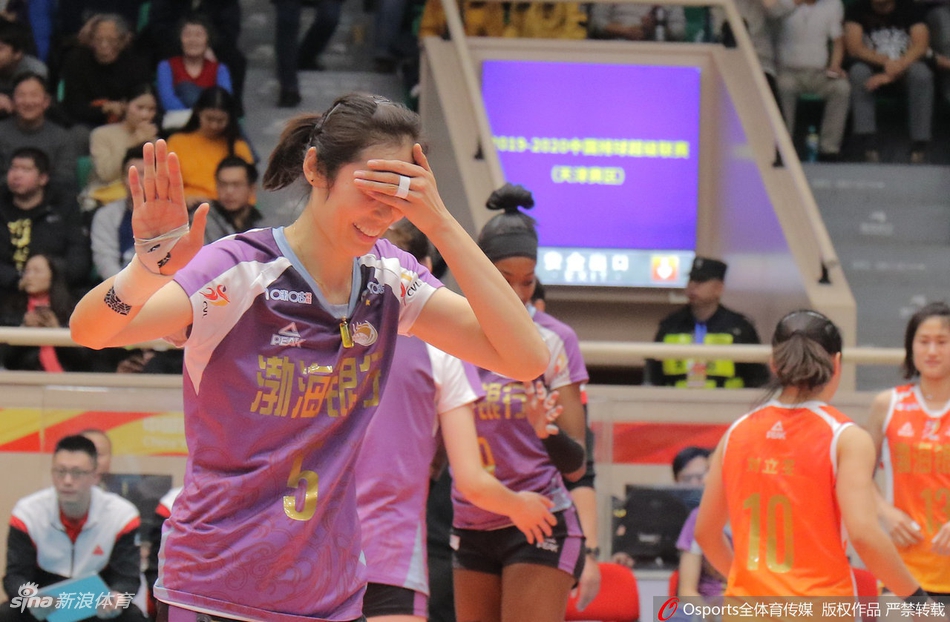 朱婷化身表情包又秀脚法