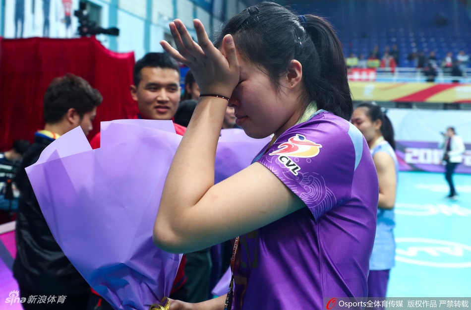 天津女排获得亚军泪洒赛场