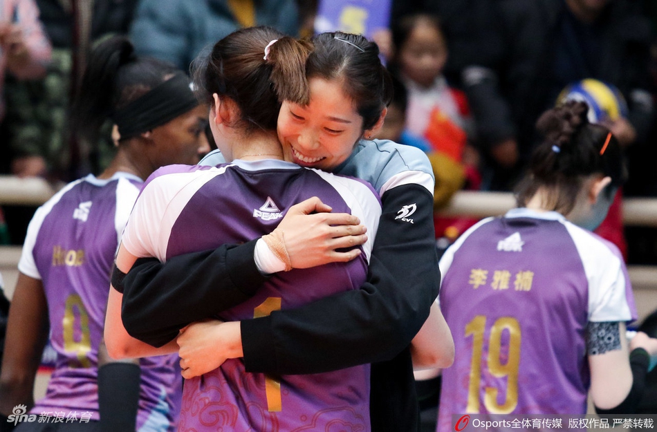 朱婷伤停激情犹在 拥抱独得35分的李盈莹