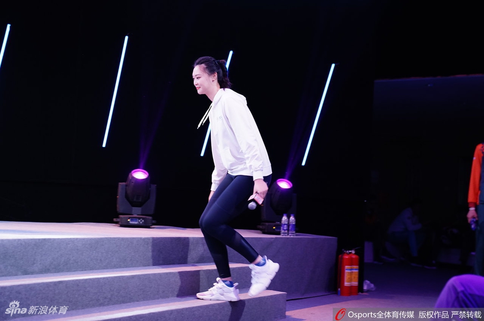 惠若琪亮相排超全明星赛