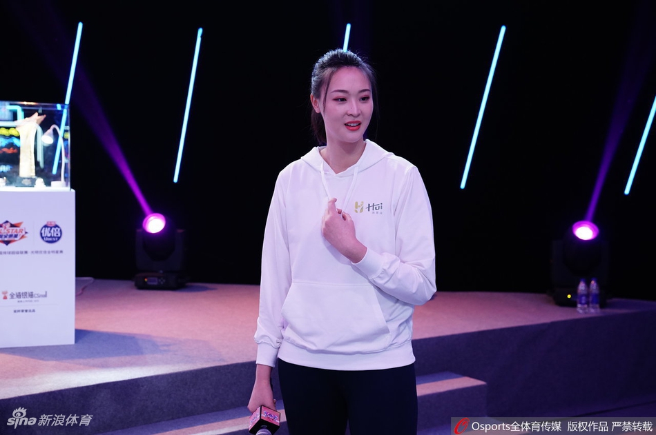 惠若琪亮相排超全明星赛