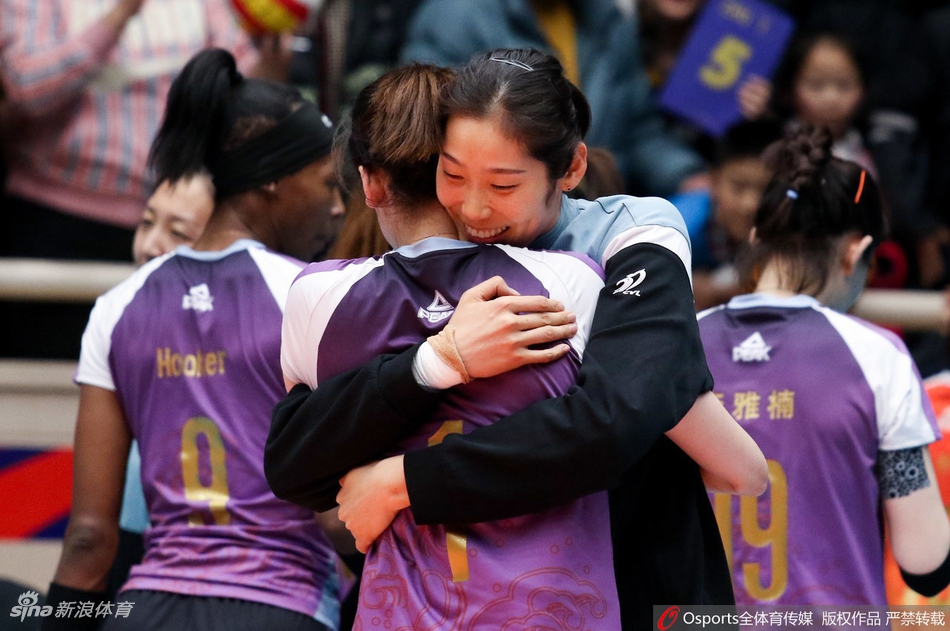 朱婷伤停激情犹在 拥抱独得35分的李盈莹