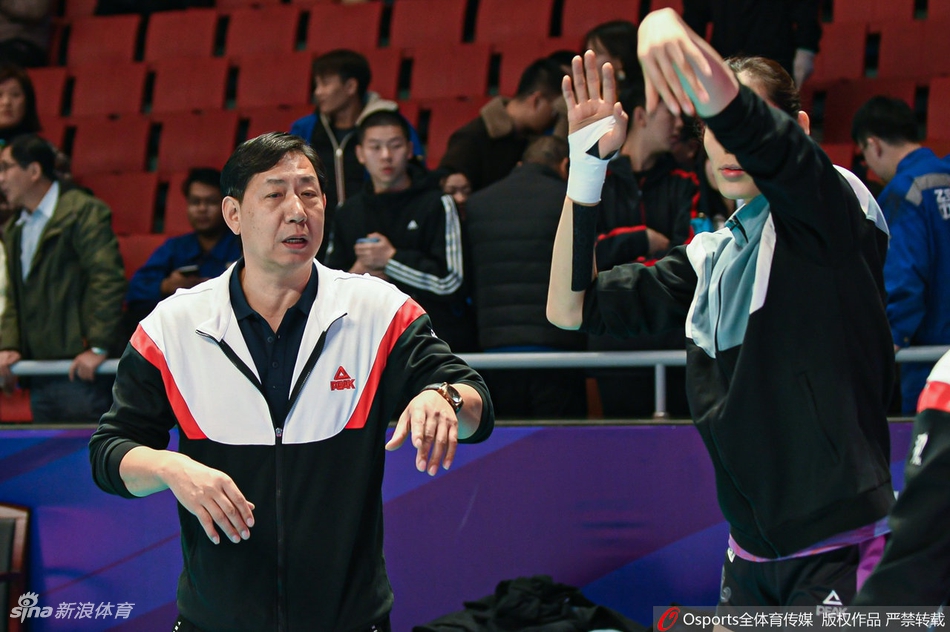 排超联赛朱婷现身手缠胶带