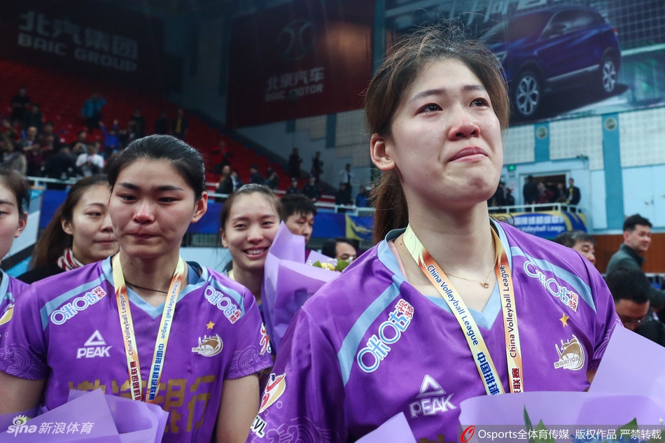 天津女排获得亚军泪洒赛场