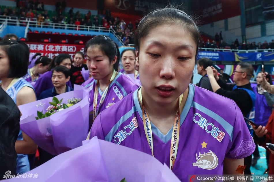 天津女排获得亚军泪洒赛场