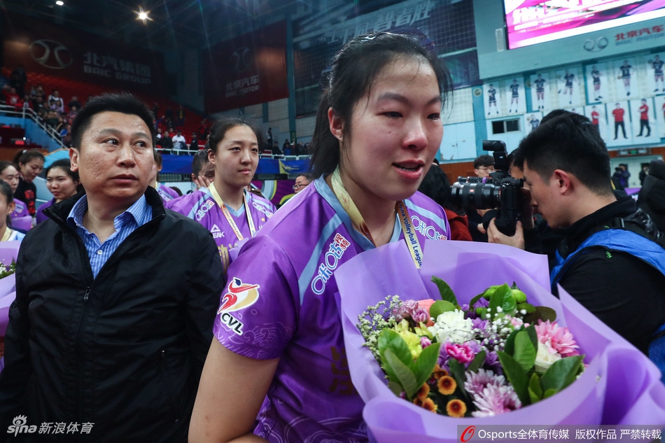 天津女排获得亚军泪洒赛场