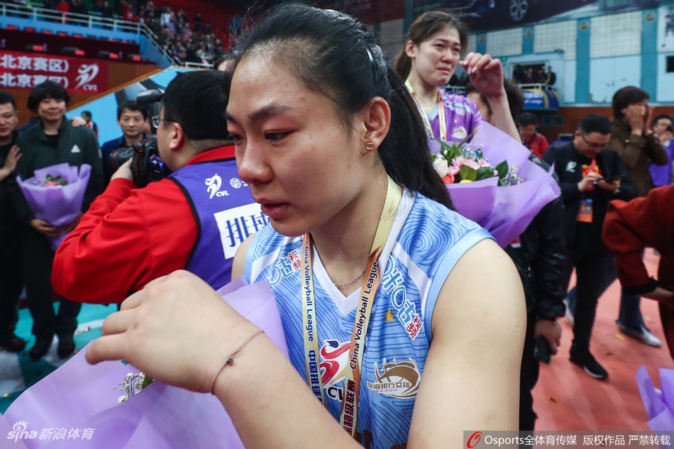 天津女排获得亚军泪洒赛场