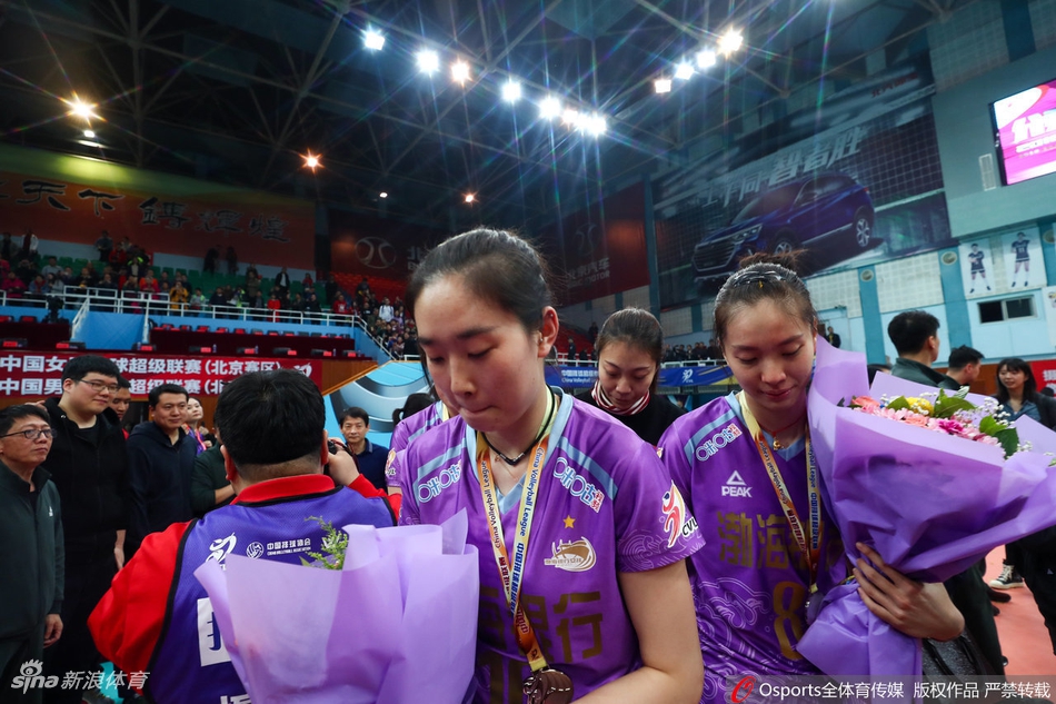 天津女排获得亚军泪洒赛场