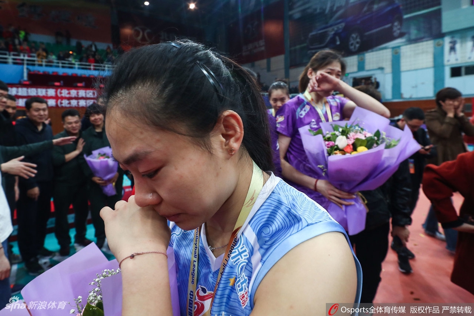 天津女排获得亚军泪洒赛场