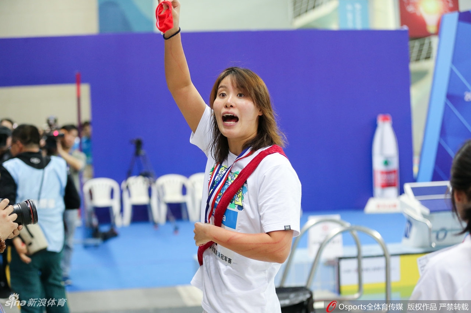 傅园慧抛洒小玩偶与粉丝互动