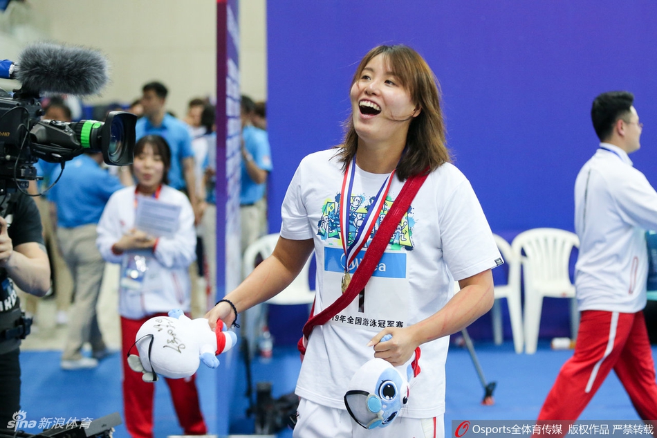 傅园慧抛洒小玩偶与粉丝互动