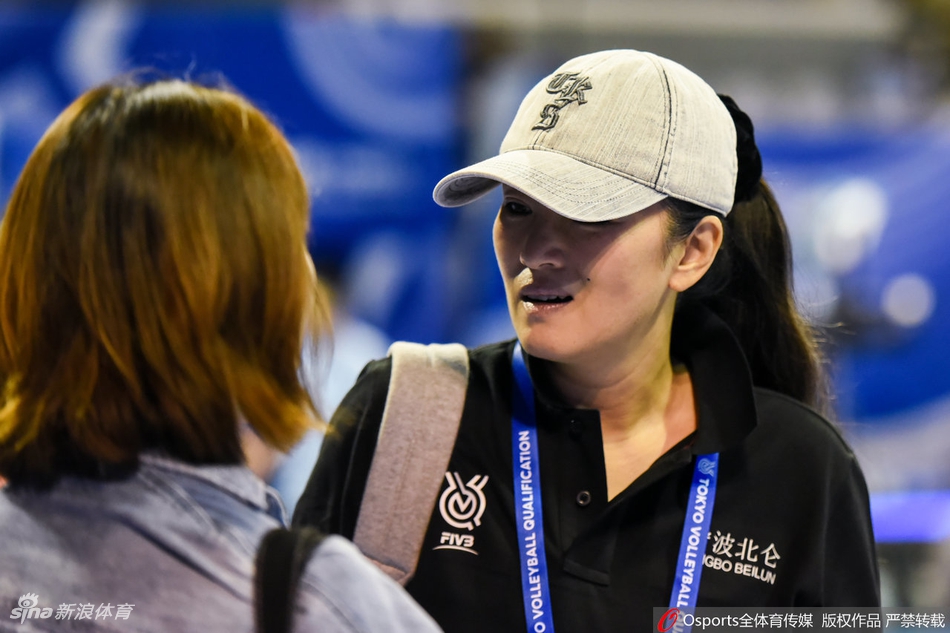 中国女排vs捷克 巩俐场边观战