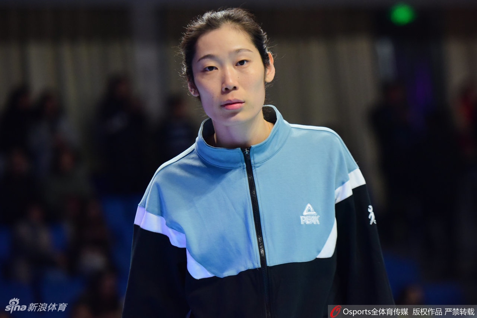 排超联赛朱婷现身手缠胶带