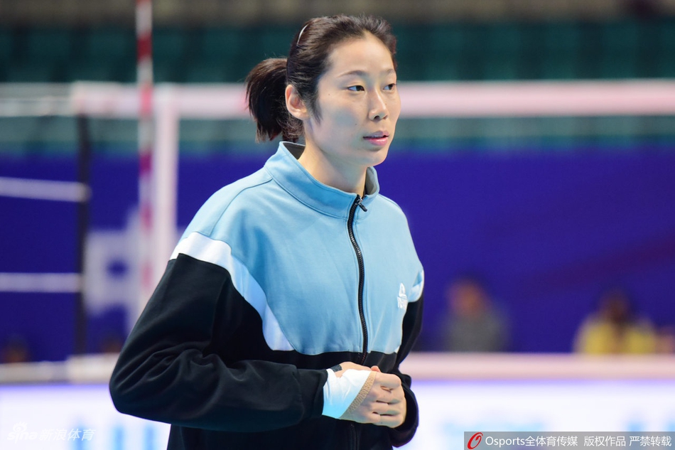 排超联赛朱婷现身手缠胶带