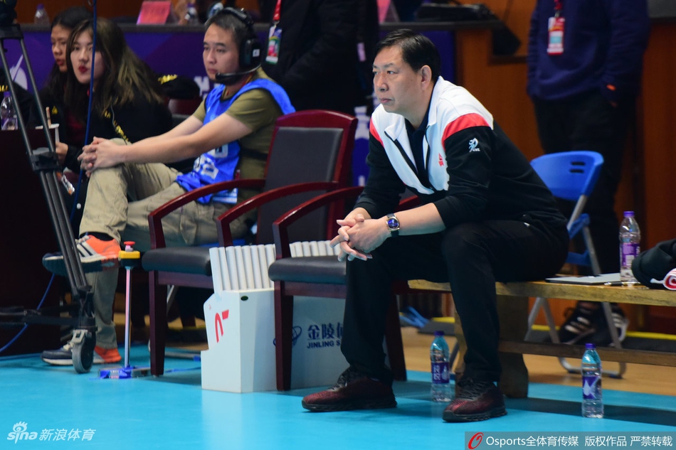 排超联赛朱婷现身手缠胶带