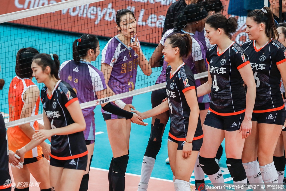 排超赛场的朱婷式微笑