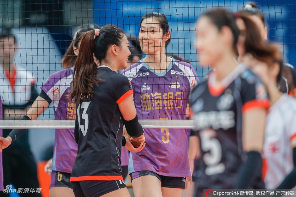 排超赛场的朱婷式微笑