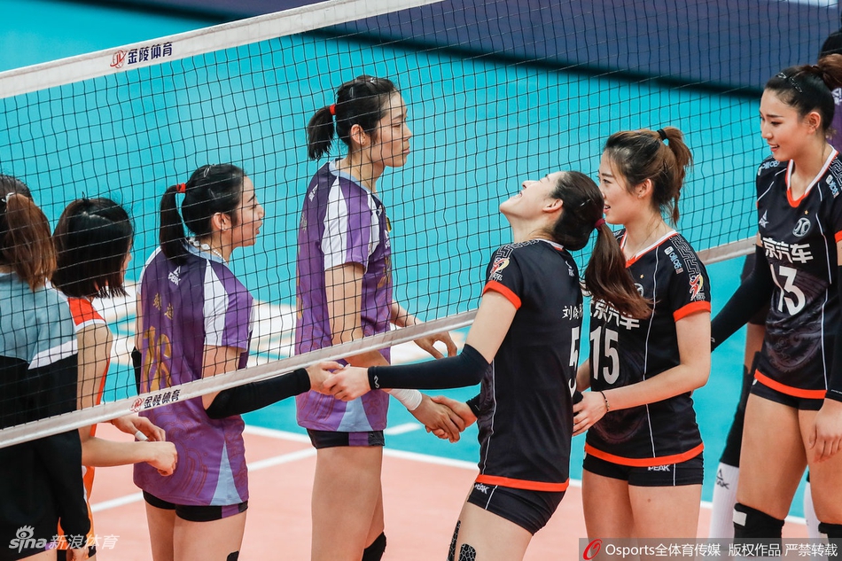 排超赛场的朱婷式微笑