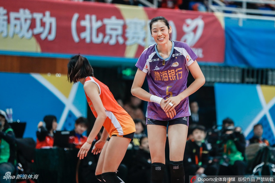 排超赛场的朱婷式微笑