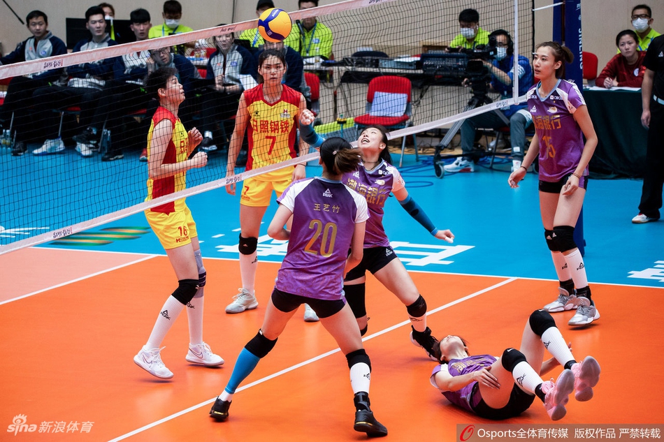 女排明星公益赛朱婷亮相