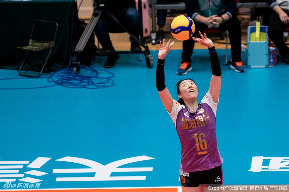 女排明星公益赛朱婷亮相