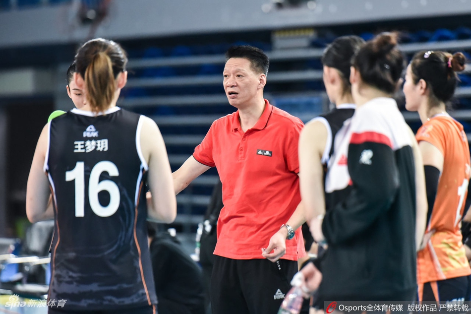 联赛上海女排3-0浙江