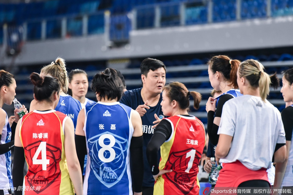 联赛上海女排3-0浙江